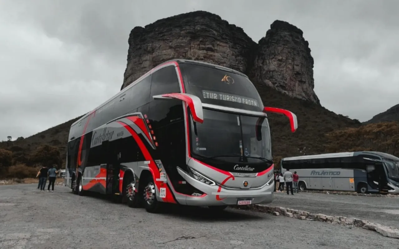 Double Deck da Cantelletur com o grupo no Morro do Pai Inácio, na Chapada Diamantina