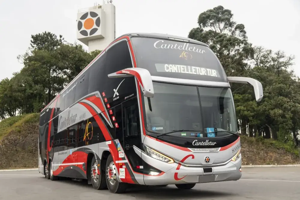 Ônibus Double Deck G8 de 64 lugares visto de frente