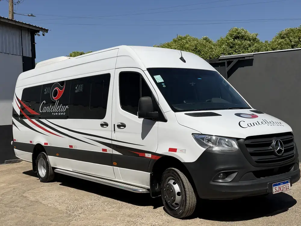 Van Executiva Mercedes-Benz Sprinter da Cantelletur, vista de frente no pátio