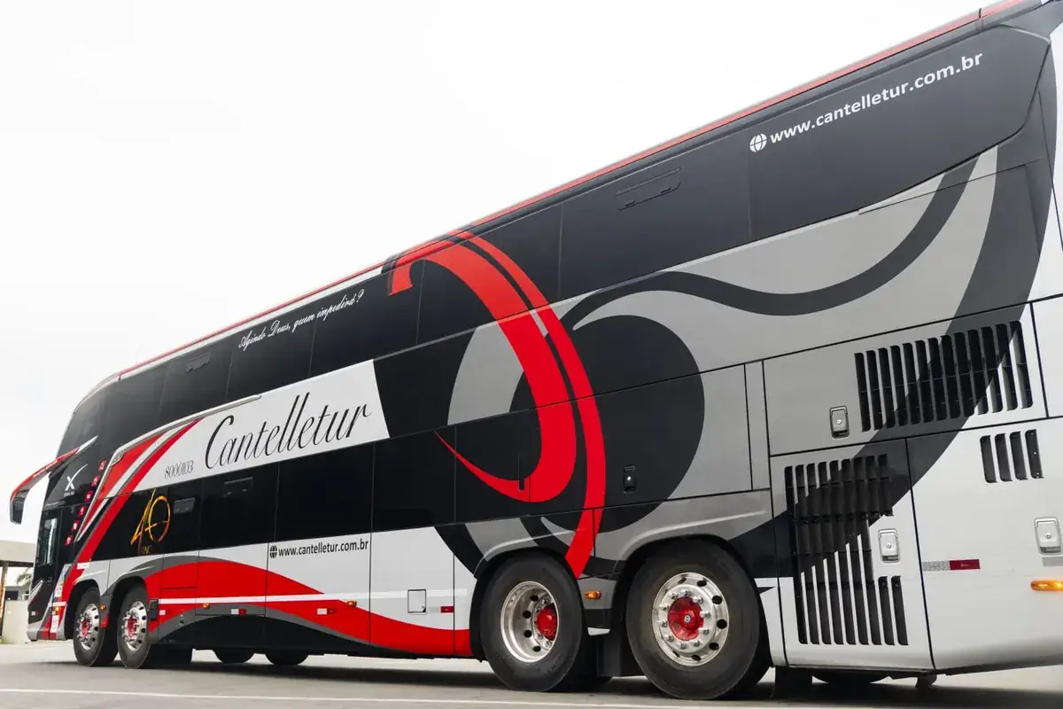 Ônibus double deck da Cantelletur em ângulo baixo