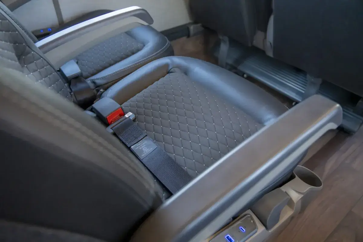 Detalhe das poltronas em couro matelassê