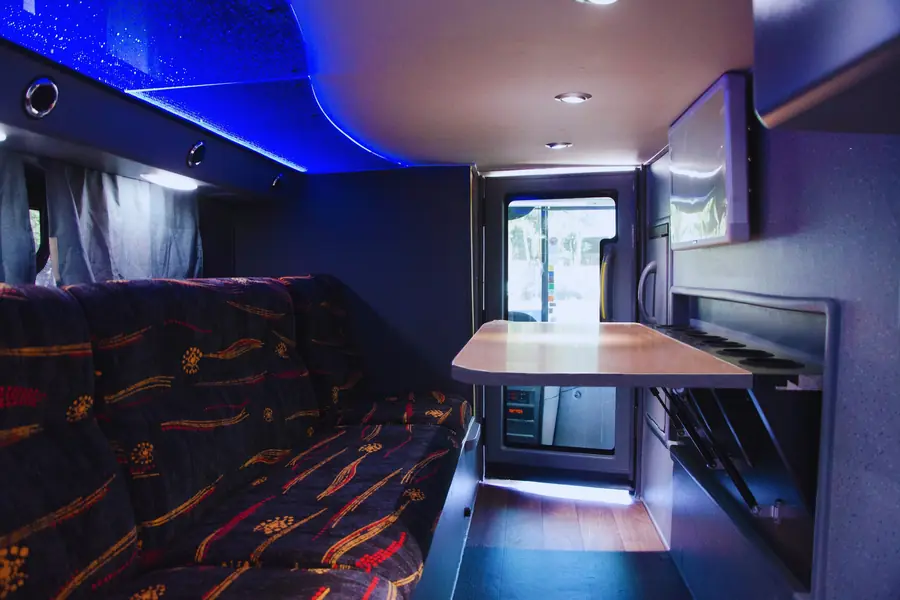 Sala VIP do Double Deck G7, com mesa