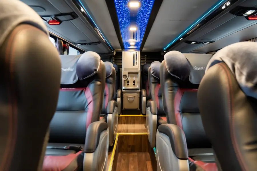 Deque inferior do Double Deck G8, com poltronas leito em couro