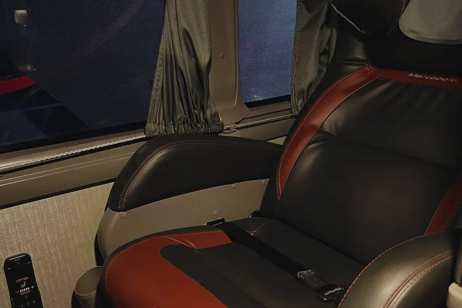 Poltrona leito com massagem do Double Deck G8