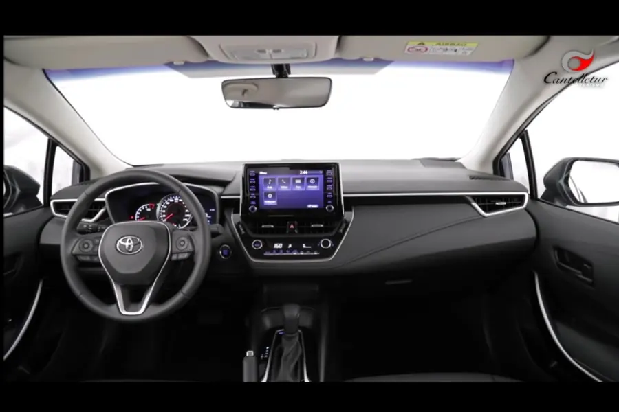 Painel do Corolla XEI, com ar-condicionado e multimídia