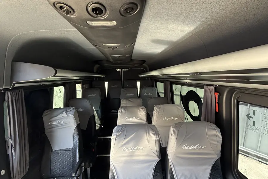 Corredor da Van, com saídas de ar-condicionado individuais no teto