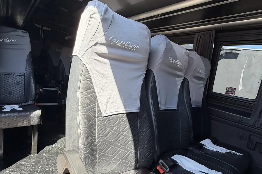 Poltronas da Van com estofado personalizado e a marca Cantelletur bordada no apoio de cabeça